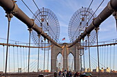 Brooklyn Bridge mit der Skyline von Downtown Brooklyn, New York, New York, USA
