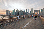 Brooklyn Bridge mit der Skyline des Financial District von Downtown Manhattan, New York, New York, USA