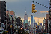 Blick auf die Skyline Midtown Manhattans mit dem Empire State Building von der Bowery Street, Manhattan, New York, New York, USA