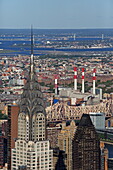Blick vom Empire State Building auf ds Chrysler Building (links) und rechts den Met Life Tower, Manhattan, New York, New York, USA