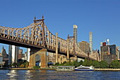Blick von Queens über den East River nach Midtown Manhattan mit der Ed Koch Queensboro Bridge, New York, New York, USA