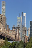 Blick von Queens über den East River nach Midtown Manhattan mit der Ed Koch Queensboro Bridge, New York, New York, USA