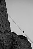 Donnerkogel Klettersteig mit 40 m langer Seilleiter und Kletterer, Oberösterreich, Österreich