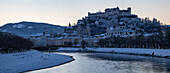 Salzburg Altstadt Panorama mit Dom und Salzach im Winter, Salzburg, Österreich 