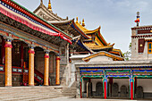 Verzierungen und Malereien an am Dach und der Fassade des Kloster Kumbum Champa Ling, Xining, China
