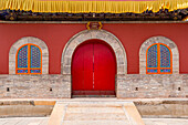 Symmetrisches Gebäude der Residenz der hohen Priester im Kloster Kumbum Champa Ling bei Xining, China