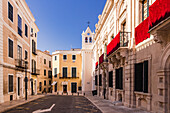 Blick auf Kolonialgebäude an der Plaza de la Constitución in der Altstadt von Maó oder Mahón, Insel Menorca, Balearische Inseln, Spanien