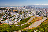Ausblick vom Aussichtspunkt Twin Peaks auf die Stadt San Francisco und die Bay Area, Kalifornien, Vereinigte Staaten von Amerika, USA