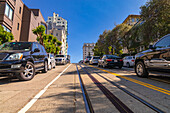 Die steilen Straßen von San Francisco mit Schienen der Tram bei blauem Himmel, City by the Bay, Kalifornien, USA