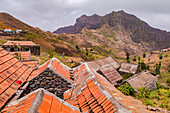 Blick über die einfachen Dächer der Häuser in einem abgelegenen Dorf auf der Insel Santiago, Kapverden, Makaronesien