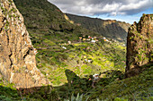 Zwillingsfelsen Roques de San Pedro, Wahrzeichen von Hermigua, La Gomera, Kanarische Inseln, Spanien 
