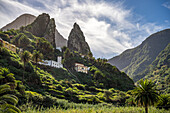 Zwillingsfelsen Roques de San Pedro, Wahrzeichen von Hermigua, La Gomera, Kanarische Inseln, Spanien 