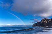 Regenbogen an der Küste bei Hermigua, La Gomera, Kanarische Inseln, Spanien  