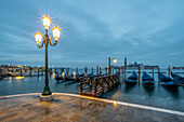 Morgenstimmung an der Uferpromenade vor dem Dogenpalast, Venezien, Italien