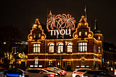 Weihnachtlich beläuchtetes Gebäude des Tivoli in Kopenhagen, Daenemark