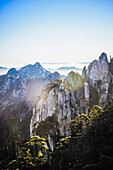 Die steilen, zerklüfteten Granitgipfel des Huangshan-Gebirges, des Gelben Gebirges.