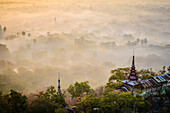 Der Blick über die Ebene der Tempel, Stupas, die sich aus dem Nebel erheben, Mandalay, Myanmar, Südostasien, Asien