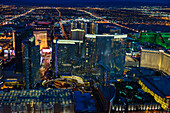 Luftaufnahme der Stadt Las Vegas in der Dämmerung, die Lichter der Stadt, Las Vegas, Nevada, USA