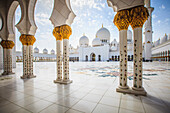 Die Scheich-Zayid-Moschee, der Innenhof und das Äußere der Gebetshalle, Abu Dhabi, Vereinigte Arabische Emirate