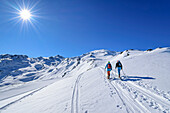 Zwei Frauen auf Skitour steigen zum Rosskopf auf, Rosskopf, Hochfügen, Zillertal, Tuxer Alpen, Tirol, Österreich