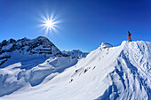 Frau auf Skitour steigt zum Torhelm auf, Brandberger Kolm im Hintergrund, Torhelm, Gerlospass, Zillertaler Alpen, Tirol, Österreich