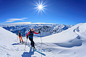 Zwei Frauen auf Skitour steigen zum Kellerjoch auf, Kellerjoch, Zillertal, Hochfügen, Tuxer Alpen, Tirol, Österreich