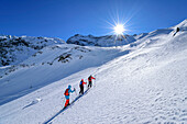 Drei Personen auf Skitour steigen zum Höllensteinkar auf, Höllensteinkar, Tuxer Tal, Zillertaler Alpen, Tirol, Österreich