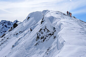 Drei Personen auf Skitour steigen zum Standkopf auf, Standkopf, Kitzbüheler Alpen, Tirol, Österreich