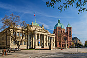 Gerichtsgebäude und Kirche St. Peter, Tribunal judiciaire de Strasbourg und Église Saint-Pierre-le-Jeune de Strasbourg, Straßburg, Strasbourg, UNESCO Welterbe Straßburg, Elsass, Grand Est, Frankreich 