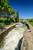 Boot fährt durch Schleuse Ecluse de Puicheric, Canal du Midi, UNESCO Welterbe Canal du Midi, Okzitanien, Frankreich