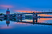 Bridge over the Garonne with Dome de la Grave, Toulouse, Canal du Midi, UNESCO World Heritage Canal du Midi, Occitania, France