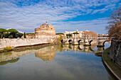 Blick über den Fluss Tiber zur Engelsburg Castel Sant' Angelo, Rom, Italien
