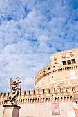 Engelsfigur vor der Engelsburg Castel Sant' Angelo, Rom, Italien