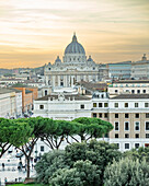 Stadtpanorama von der Engelsburg aus auf die Vatikanstadt mit Petersdom, Rom, Italien
