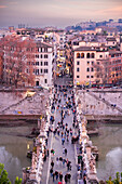 Stadtpanorama von der Engelsburg aus gesehen auf den Fluss Tiber und Brücke Pont Sant' Angelo, Rom, Italien