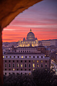 Blick auf den Vatikan von der Engelsburg aus gesehen, am Abend, Rom, Italien