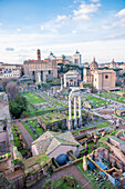 Blick auf antike Ruinen von der Terrazza Belvedere aus gesehen, Forum Romanum, am Palatin Hügel, Rom, Italien