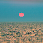 Rote untergehende Sonne über Ozean