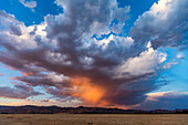 Dramatische Wolken über Felder und Hügel, Bellevue, Idaho, USA