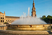 Spanien, Sevilla, Brunnen am Plaza de Espagna und Kirche im Hintergrund