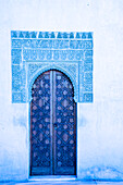Spanien, Granada, blau verzierte Tür und Schnitzereien der Alhambra