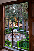 Spanien, Granada, Innenhof mit Brunnen der Alhambra