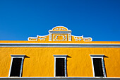 Mexiko, Valladolid, gelbes Gebäude gegen blauen Himmel
