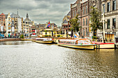 Boote auf einem Kanal in der Innenstadt, Amsterdam, Holland