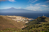 Blick über La Gomera auf die Hauptstadt San Sebastián de La Gomera und die Insel Teneriffa, La Gomera, Kanarische Inseln, Spanien