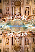 Spiegelung der Brunnenfiguren am Trevi Brunnen, Fontana di Trevi, Rom, Italien