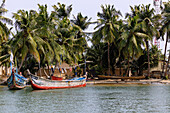 Fischerdorf Ada Foah mit bunt bemalten Booten am Ufer des Volta-Flusses in der Region Greater Accra im Osten von Ghana in Westafrika