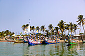 Fischerdorf Ada Foah mit bemalten Fischerbooten am Ufer des Volta-Flusses in der Region Greater Accra im Osten von Ghana in Westafrika