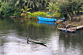 Fischer im Pirogenboot auf dem Voltafluss, Ausblick von der Voltabrücke bei Adomi nahe des Akosombo-Staudamms in der Eastern Region im Osten von Ghana in Westafrika