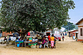 Marktplatz und Marktstände in Amedzofe in der Avatime-Berglandschaft bei Ho in der Volta-Region im Osten von Ghana in Westafrika